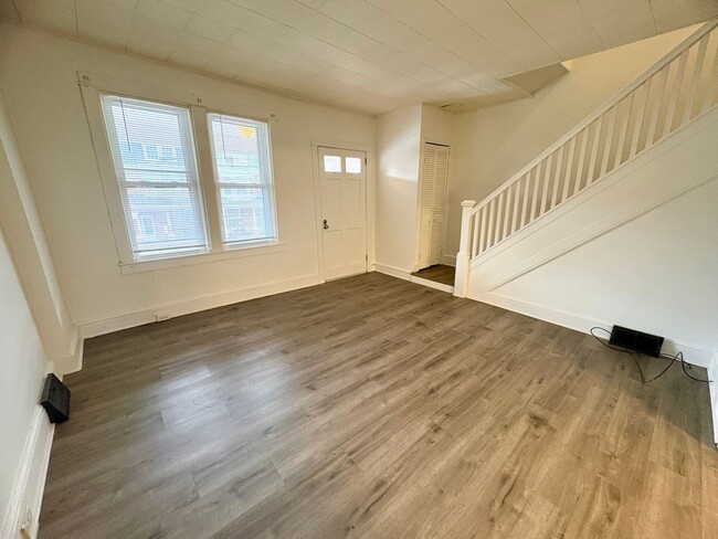 Building Photo - 3 Bedroom 1 Bathroom in Lancaster City!