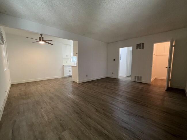 Primary Photo - 5754 Hazeltine Ave