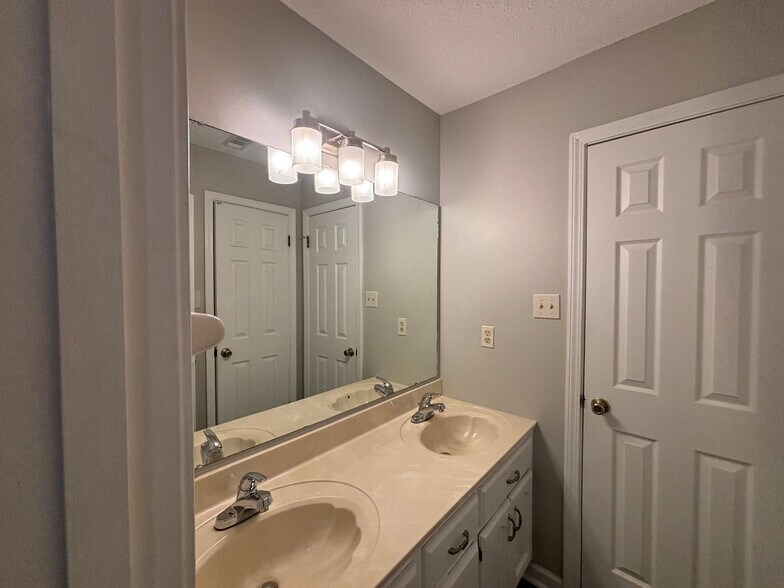 Building Photo - 3895 Oak Branch Cir E