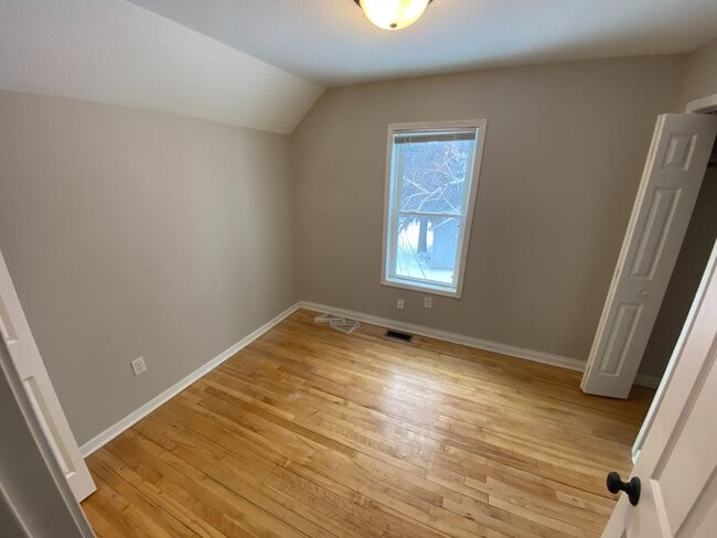 Building Photo - COMPLETELY UPDATED 2 BEDROOM