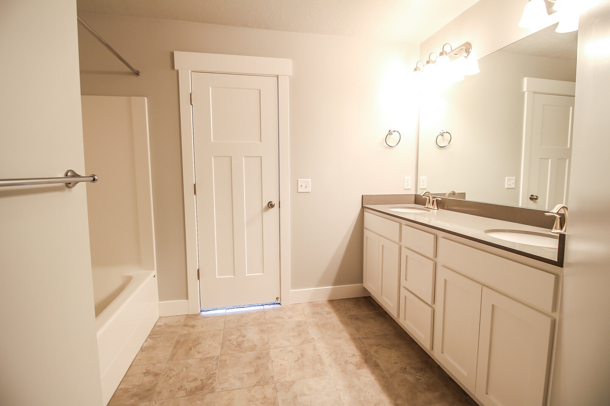 Master bathroom - 4901 W Spire Way