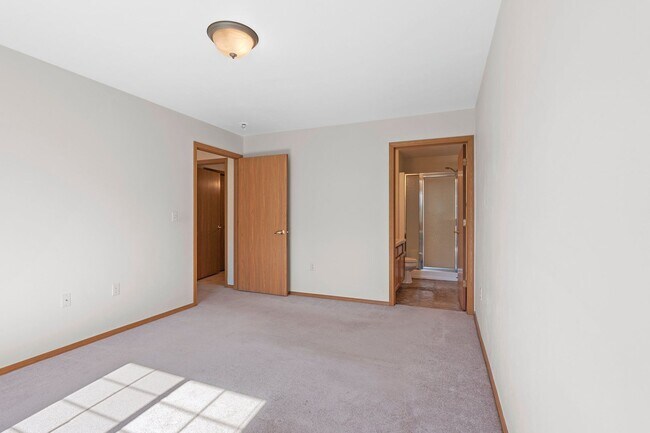Building Photo - 2 Bedroom 2 Bathroom Lower 1 Car Garage