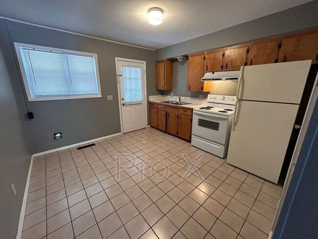 Building Photo - 8827 Country Club Dr