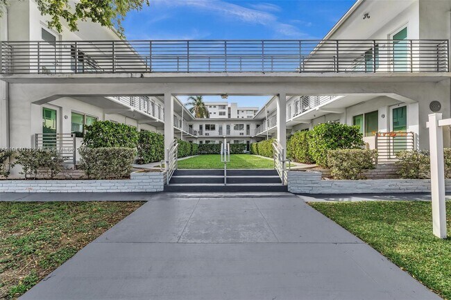 Building Photo - 9200 E Bay Harbor Dr