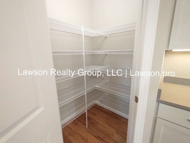 Building Photo - Upscale Three Bedroom in Colonial Green with Garage