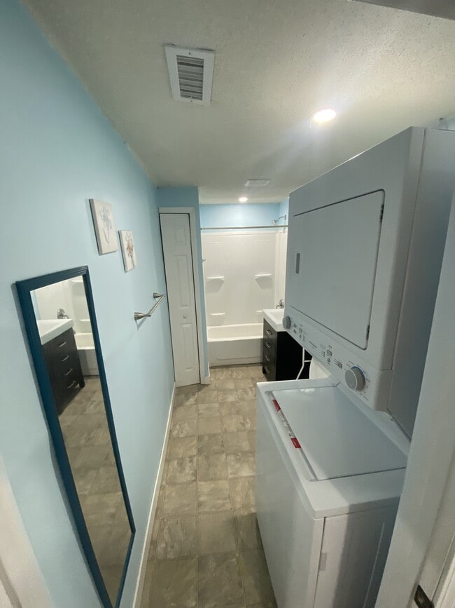 Building Photo - 214 E Williams St