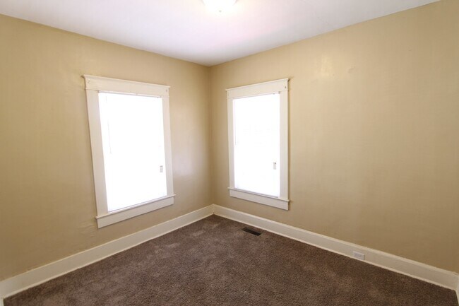 Building Photo - Cute! Cute! Cute! That's the best way to describe this 3 Bedroom 1 Bath charmer.