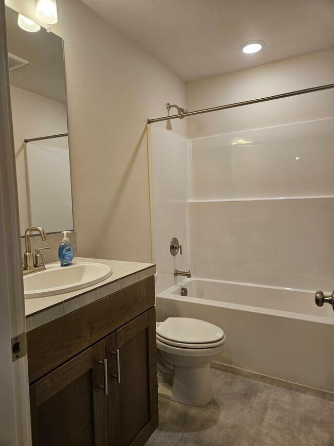 Building Photo - Brand New 3 bdrm 2 1/2 bath townhouse