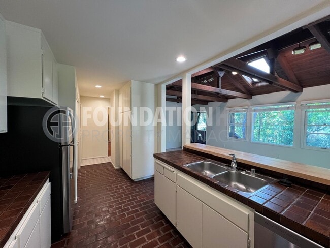 Building Photo - Picturesque 1BR/1BA Ross Cottage!  A/C! Al...