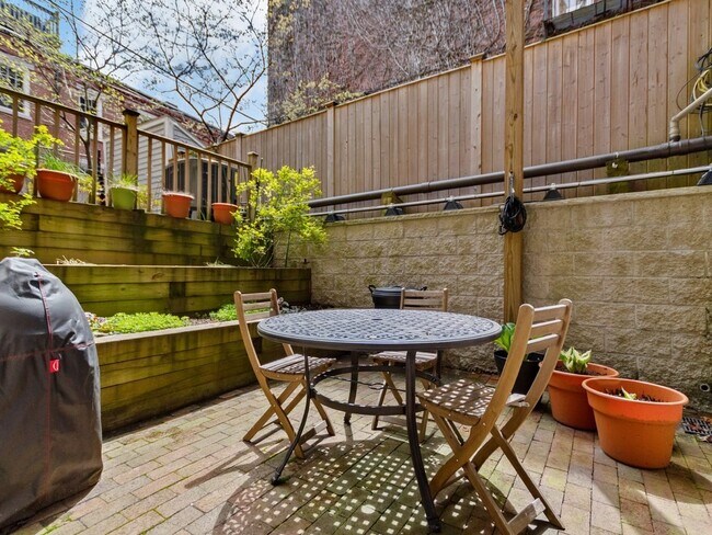 Building Photo - 13 Monument Sq