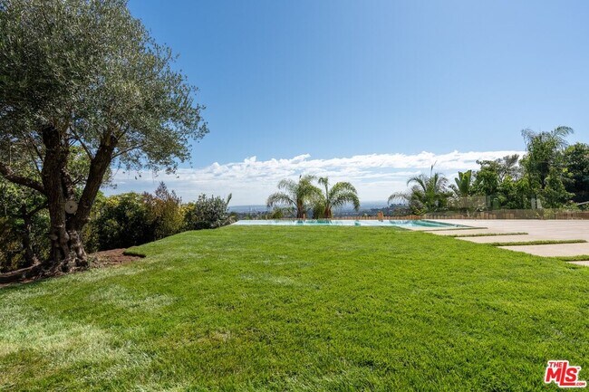 Building Photo - 2501 Banyan Dr