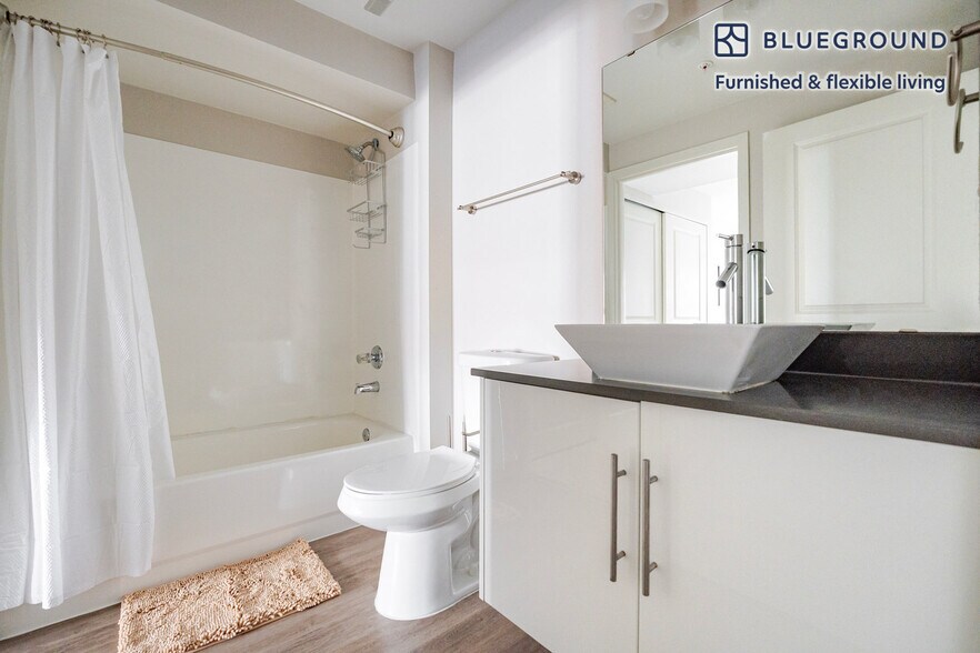 Building Photo - 526 Yale Ave N