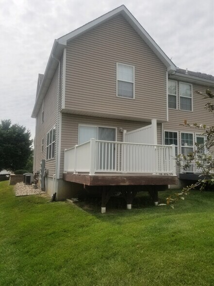 Building Photo - 9763 N Lewis Ave