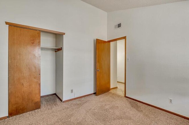 Building Photo - 4886 Maureen Cir