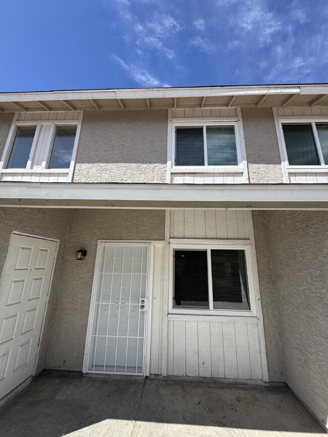 Building Photo - Beautifully Remodeled 2-Story Unit!