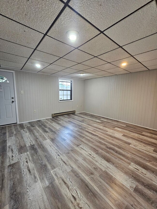 Building Photo - 3 Bedroom 1.5  bathroom End unit Townhouse near Bethlehem Catholic High School.