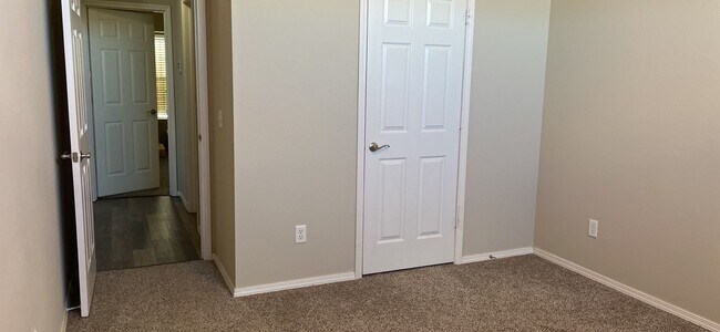 Building Photo - Great location!  3 Bedroom 2 bath