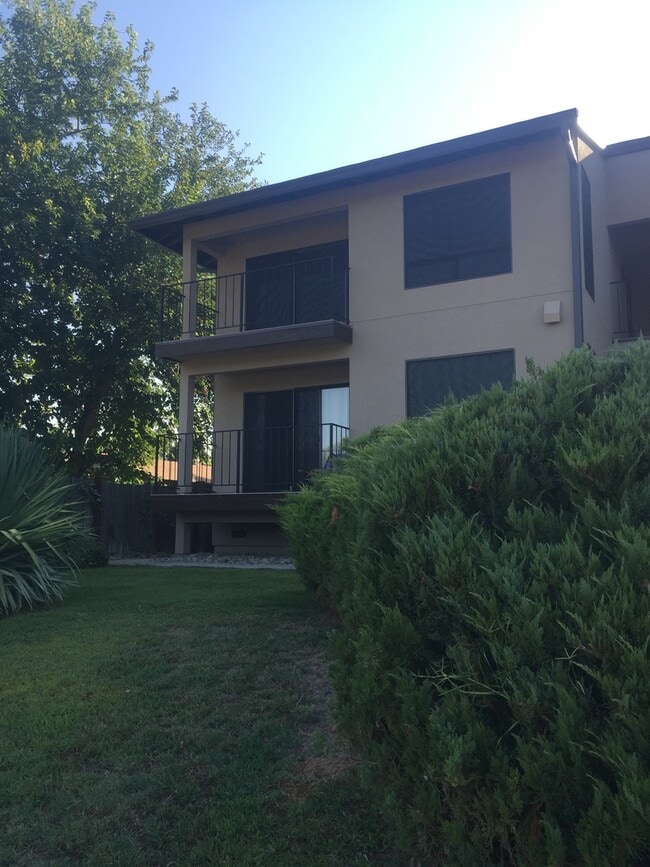 Building Photo - 1015 Lakeside Dr