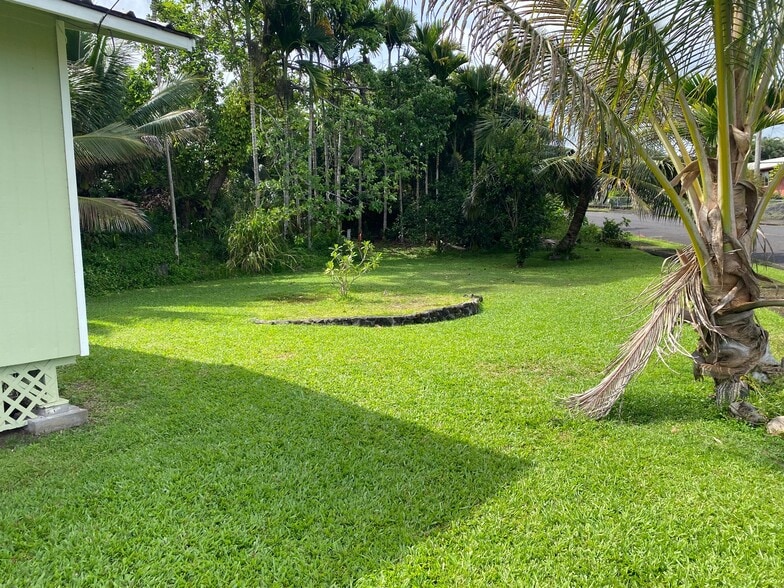 Side Yard - 1594 Kaunala Pl