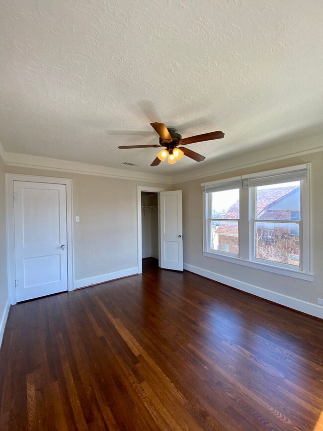 Building Photo - 2 bed/1 bath Upstairs Duplex with Private ...