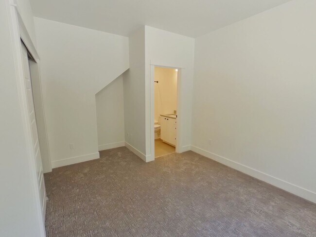 Building Photo - Don’t Miss Our Spring Rate Drop — Units Going Fast