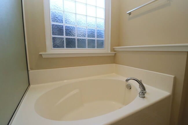 Building Photo - Fabulous 3 Bedroom home in highly desired community with a lake, pool, and clubhouse! Available M...