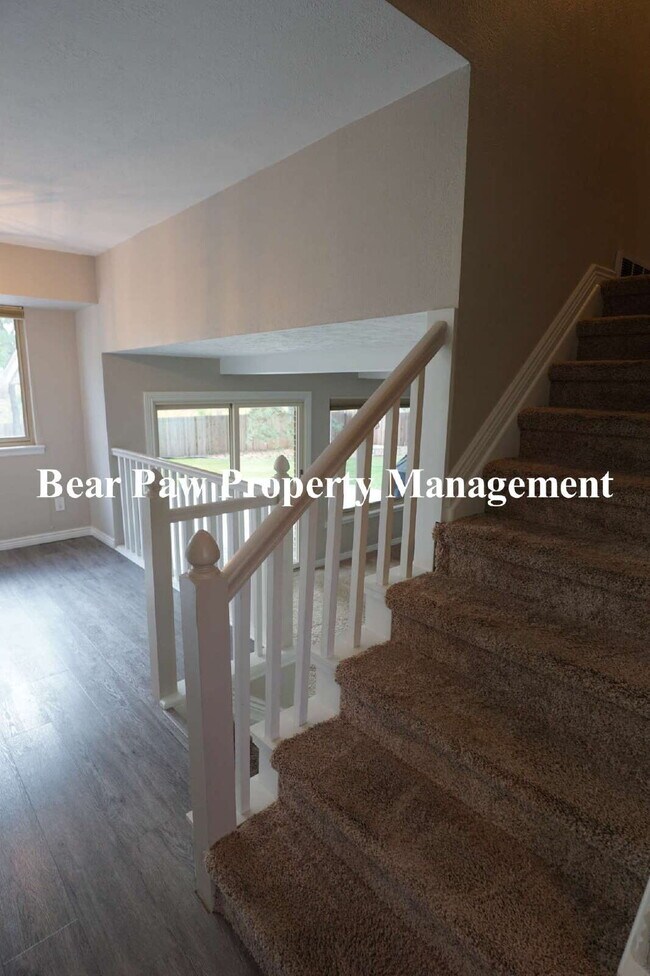 Building Photo - Lovely 4 Bedroom Home Golden!!