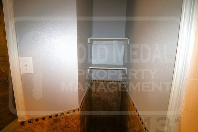 Building Photo - 205 E Vardeman Ave