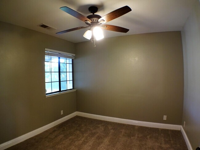 Building Photo - 3008 California Park Dr