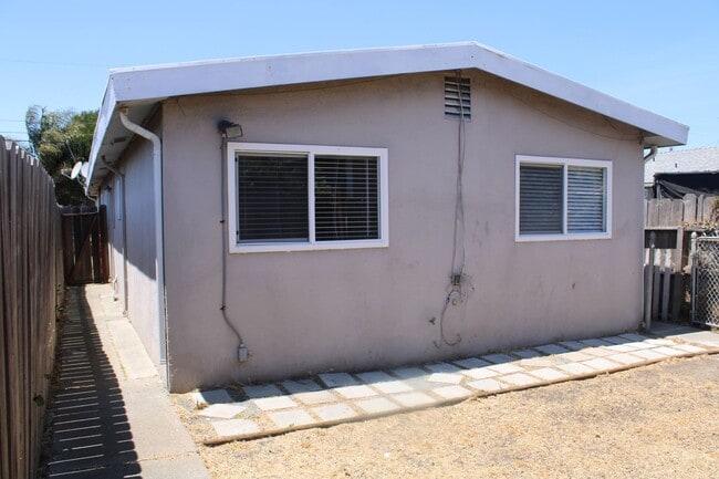 Building Photo - Three Bedroom, One Bathroom House in San Pablo with Laundry Room