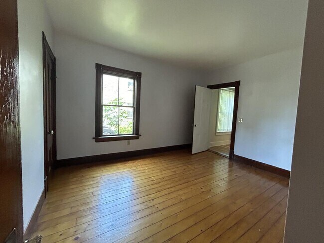 Building Photo - 14 Crombie St