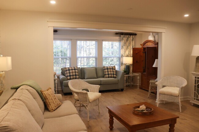 Building Photo - 4384 Daphne Ln