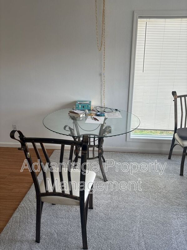 Building Photo - 146 SW Cottage St