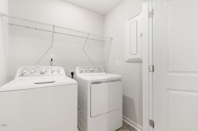 Building Photo - 172 Paramount Dr