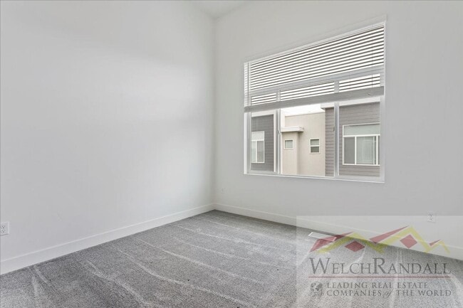 Building Photo - Beautiful 3 Bed 2.5 Bath Townhome in West ...
