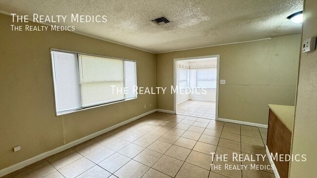 Building Photo - 1100 Santa Anita St