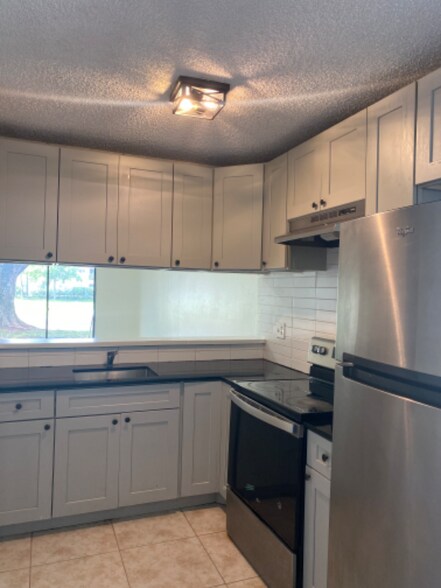 Building Photo - 4136 Lakeside Dr