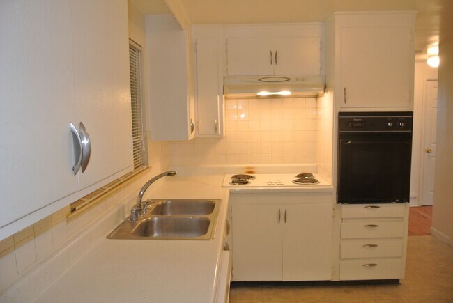 Building Photo - 2 bedroom/1 bathroom