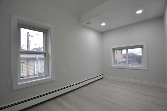 Building Photo - 15 Avalon St