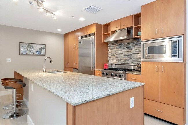 Building Photo - 1120 E Kennedy Blvd