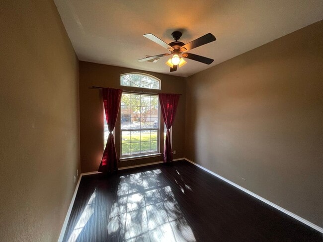 Building Photo - Beautiful single-story home in desirable Vista Oaks Subdivision