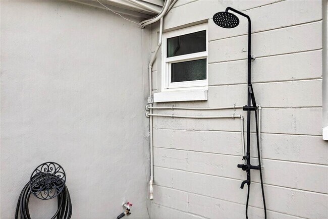 Building Photo - 5519 Commonwealth Ave N