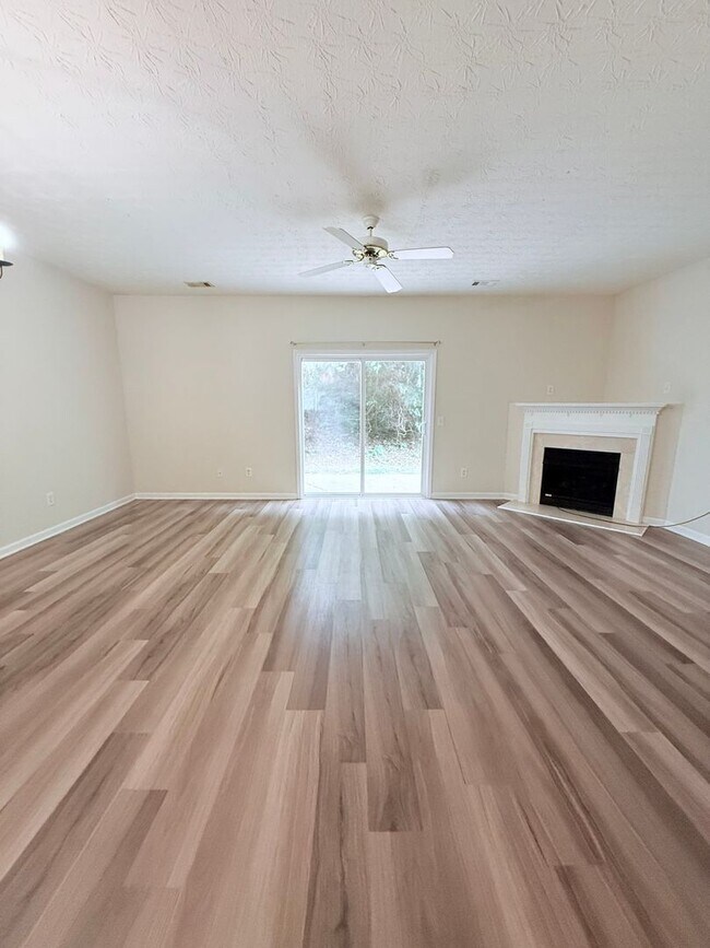 Building Photo - Large townhome in downtown Dawsonville
