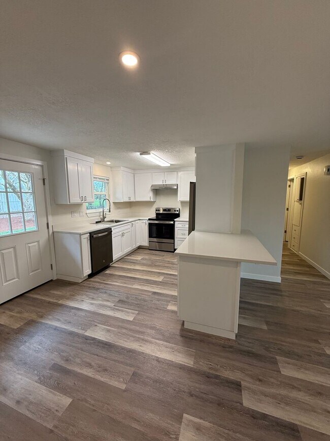Building Photo - *REDUCED RENT* Beautifully Remodeled 4-Bedroom Home Backing to Park – Desirable Keizer Neighborhood