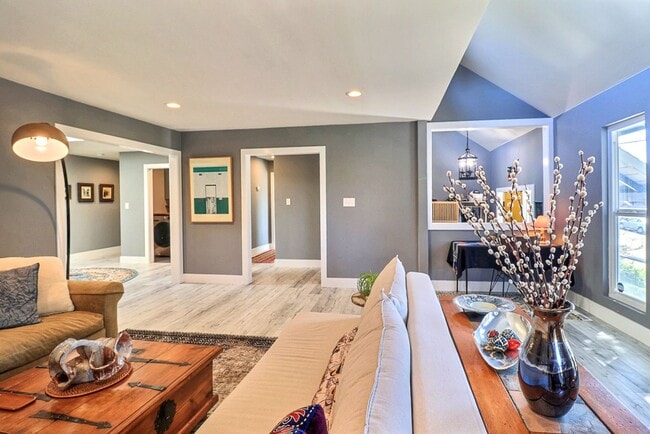 Building Photo - Stunning East Richmond Heights Home!