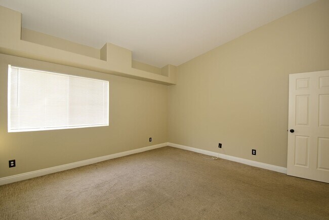 Building Photo - Live In The Heart Of Summerlin 2 Bed 2 Bat...