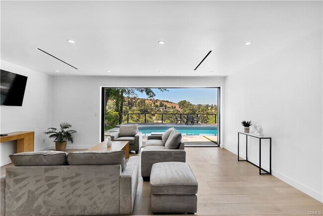 Building Photo - 17072 Oak View Dr