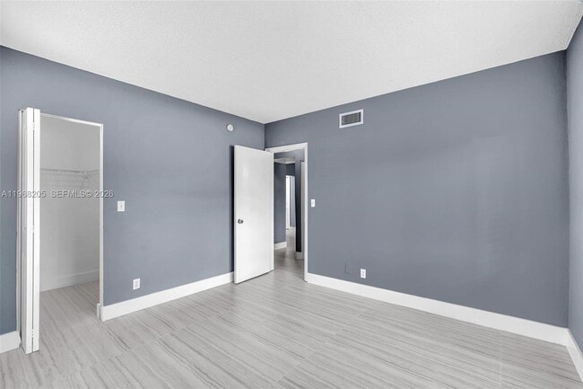 Building Photo - 101 SE 6th Ave