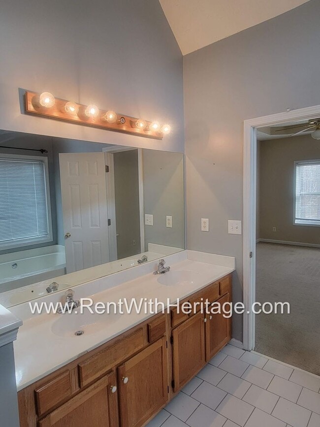 Building Photo - WOW!!...GORGEOUS HOME/HARDWOOD FLOORS/ UPGRADES GALLORE / SWIM - TENNIS