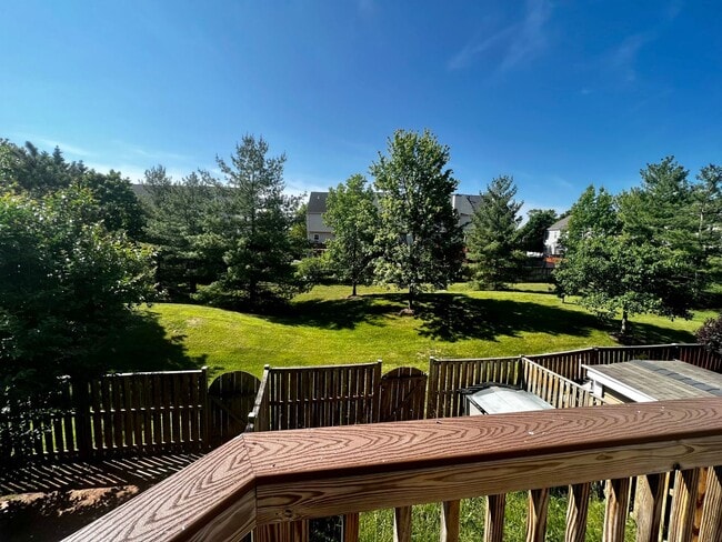Building Photo - Spacious 4 Bedroom 3.5 Bathroom with Deck ...